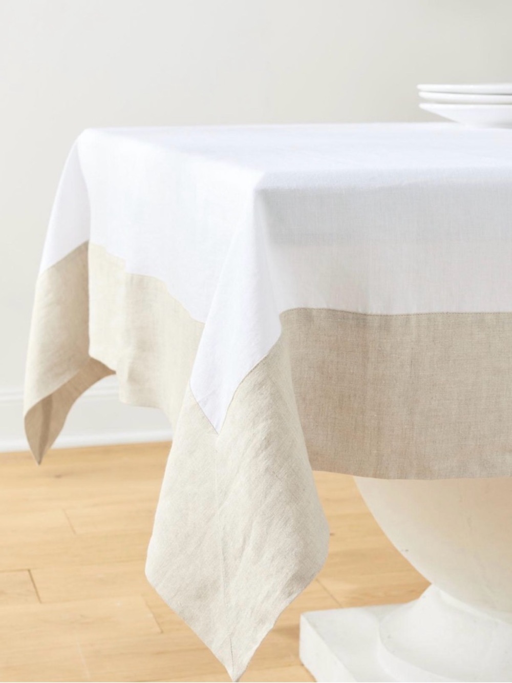 Calvin Kline White & Tan Tablecloth 94x64” & 12- 22x22” Napkins